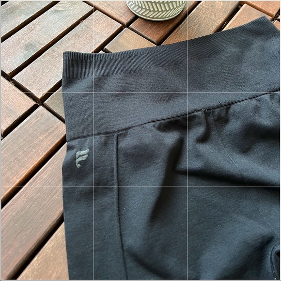 ✨LIKE NEW✨Fabletics Black Leggings - Womens XS/S - Picture 3 of 3